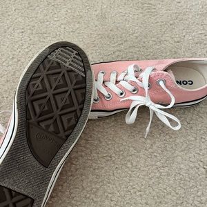 Size 7 women’s pink converse